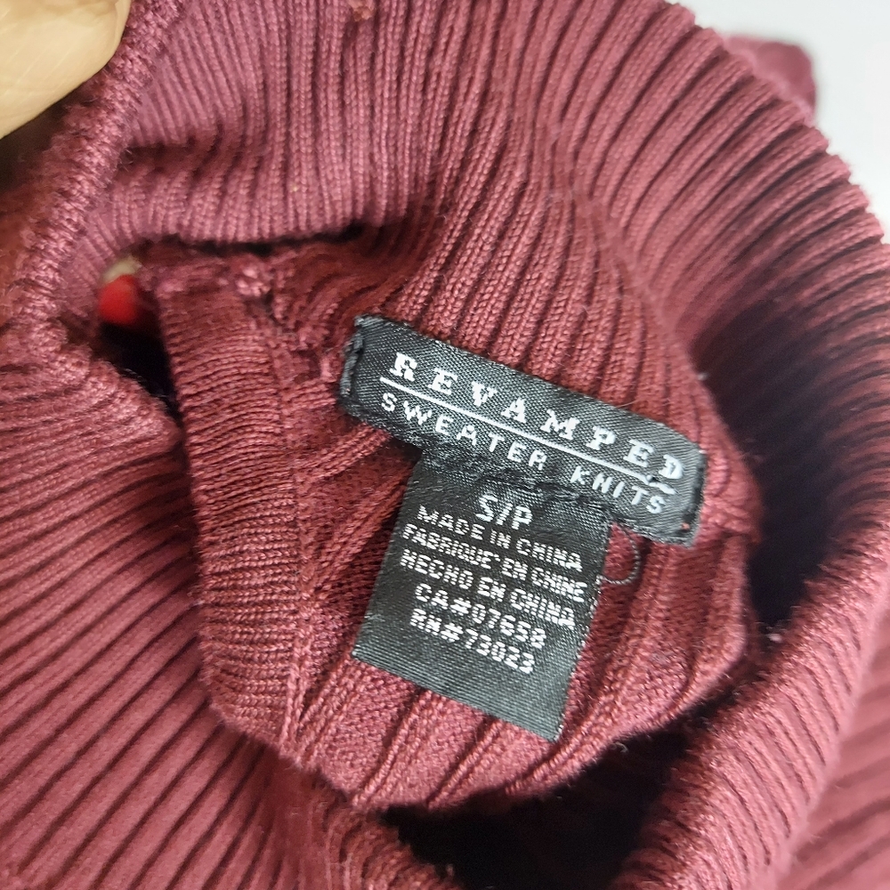 Burgundy sweater with cut out shoulder - Picture 3 of 10